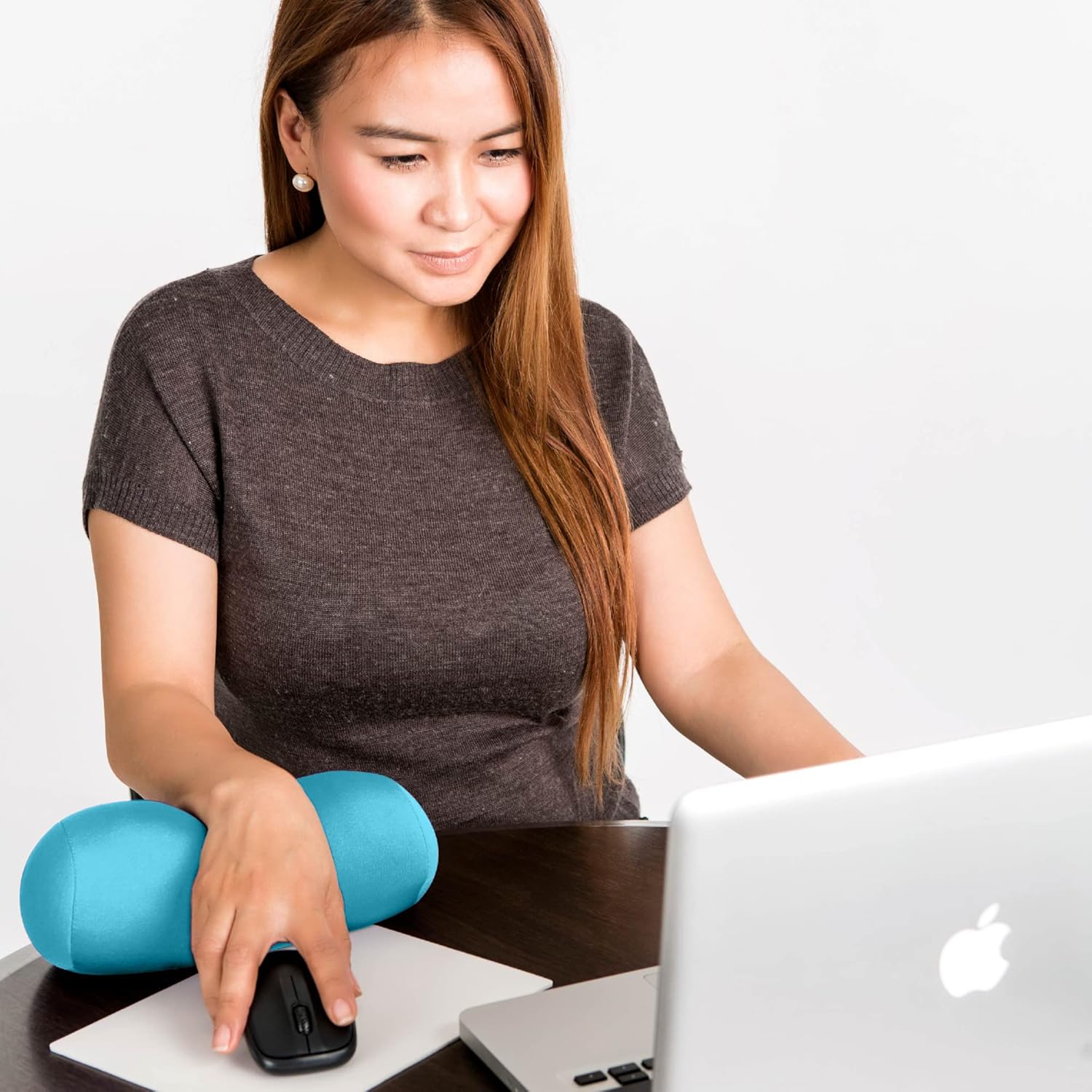 Versatile bed pillow with optimal support, designed for both sleeping and on-the-go comfort.